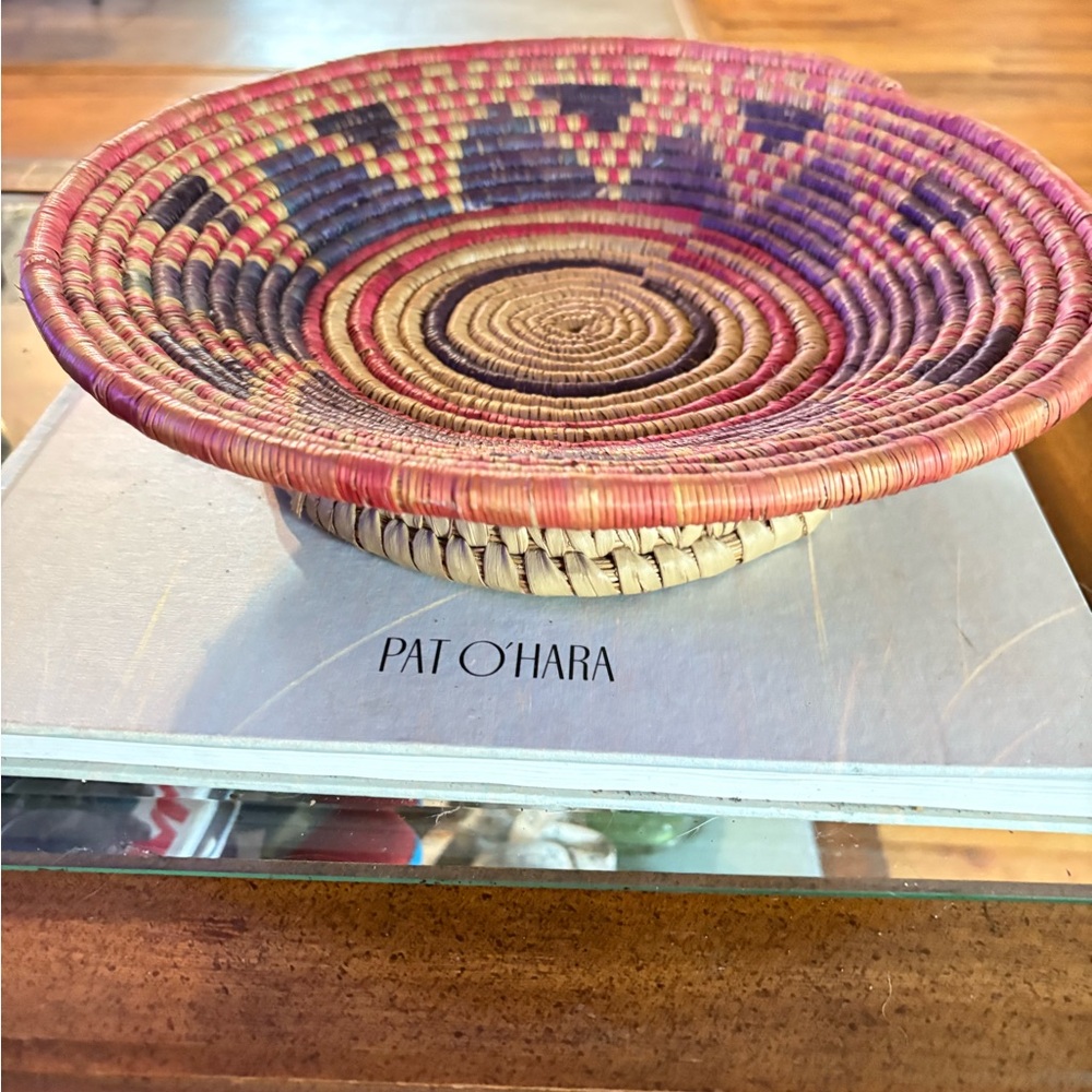 Hand-woven basket/#NativeAmerican coiled  Navaho.12 in round|4 in height#decor